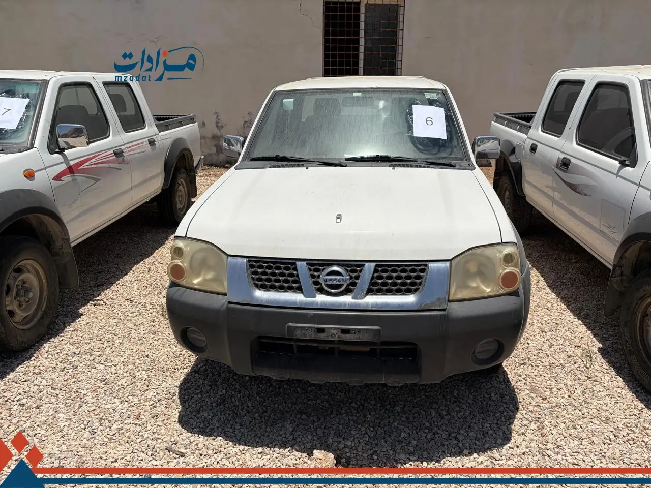6- Nissan Pickup - 6