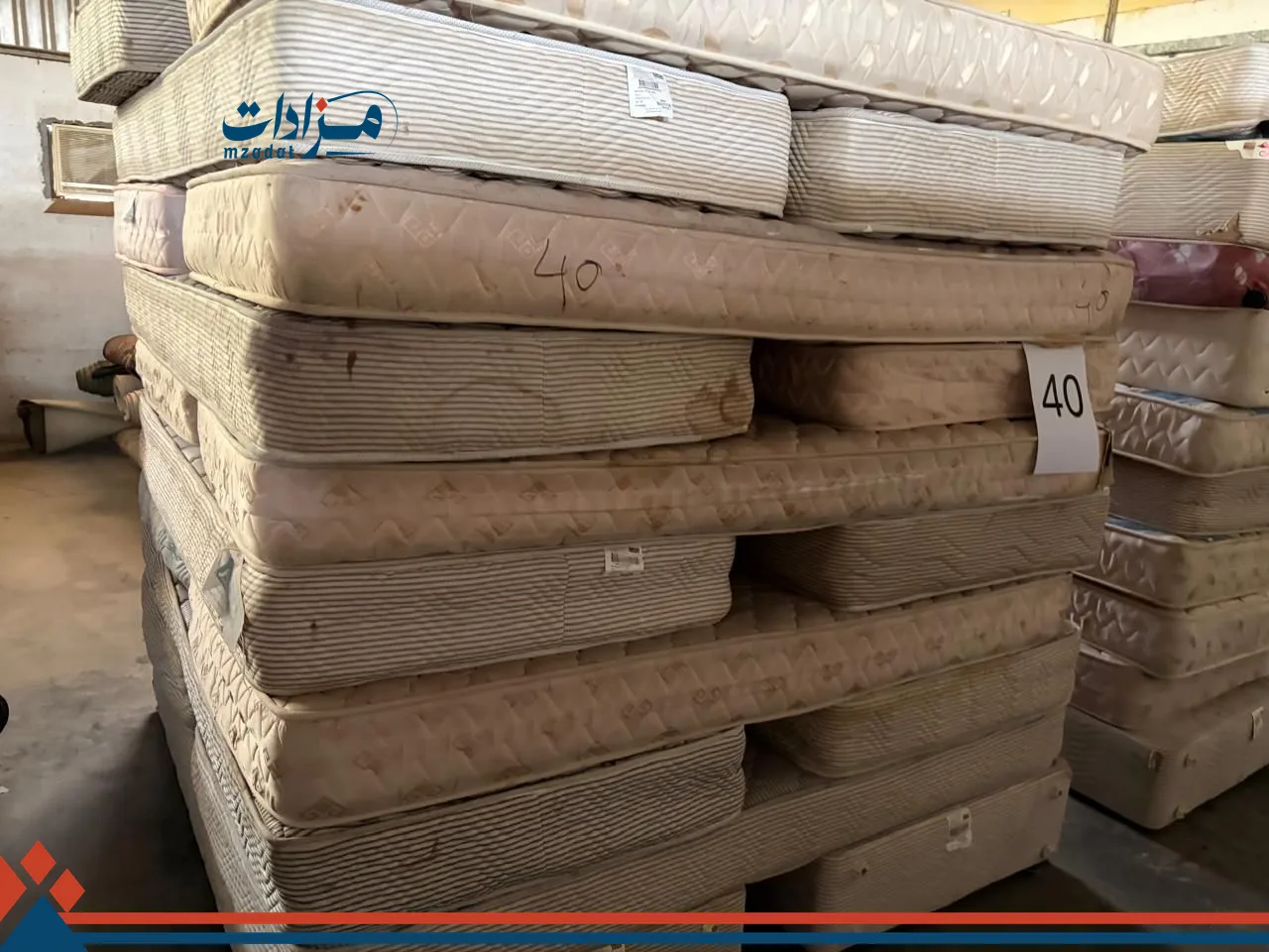 40. Single bed base(2) + single mattress(16)