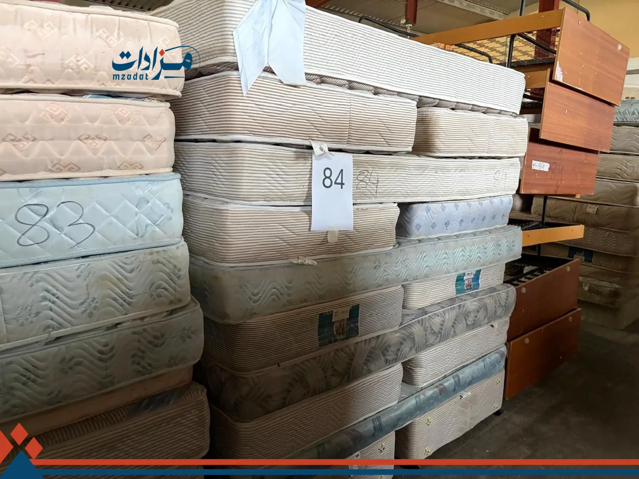 84. Single bed base(2) + single mattress(18)+single head board(2)+ Wooden bed base(8)