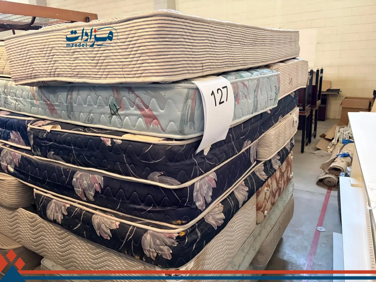 127. Single bed base(4) + Single mattress(14)+ Wooden bed base(8)