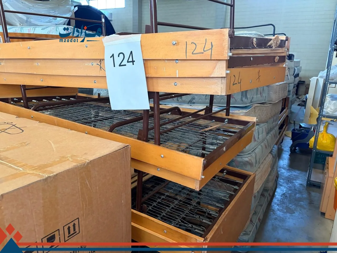 124. Single mattress(20)+Wooden bed base(10)