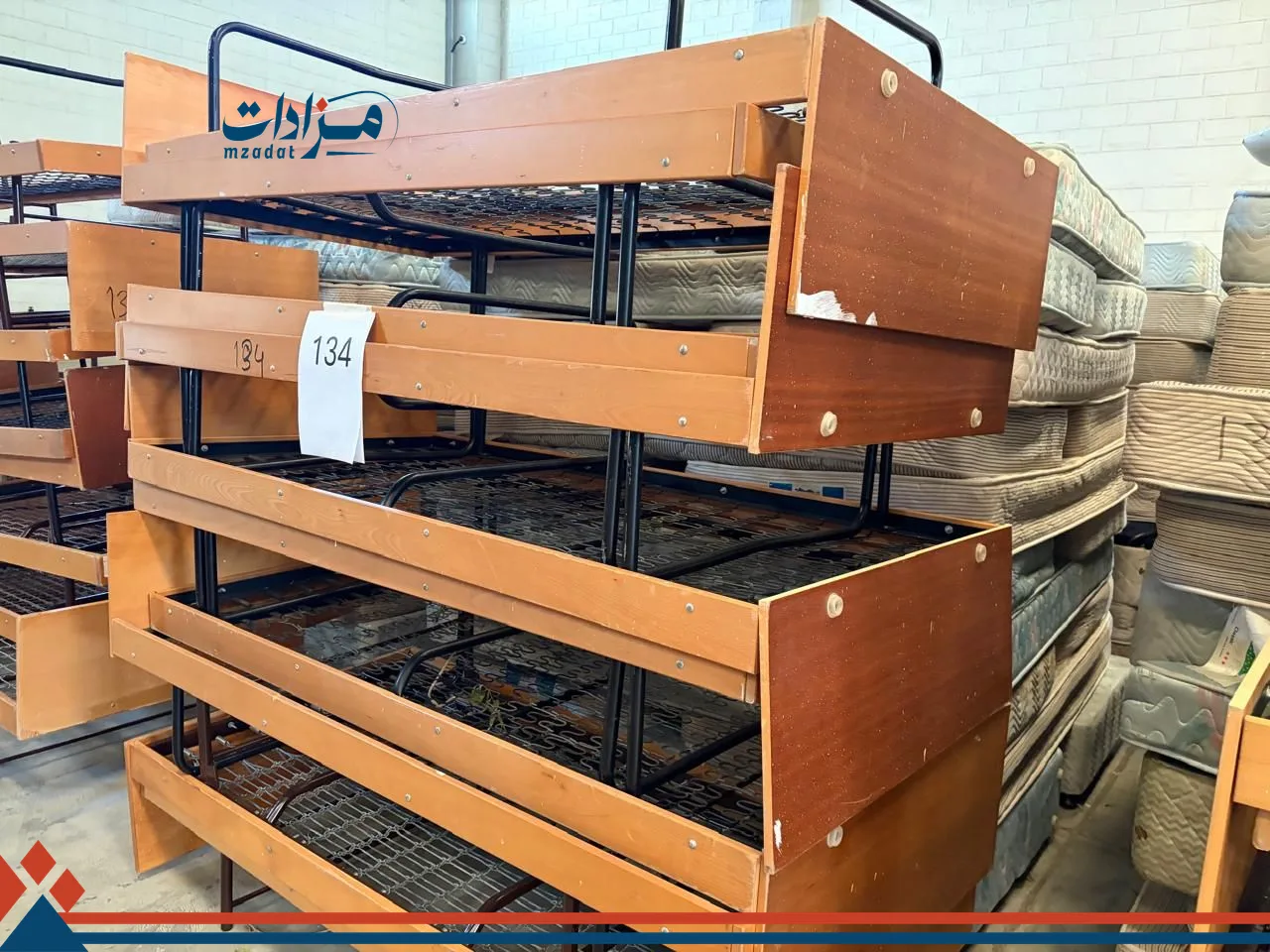 134. Single bed base(7) + Single mattress(13)+ Wooden bed base(17)