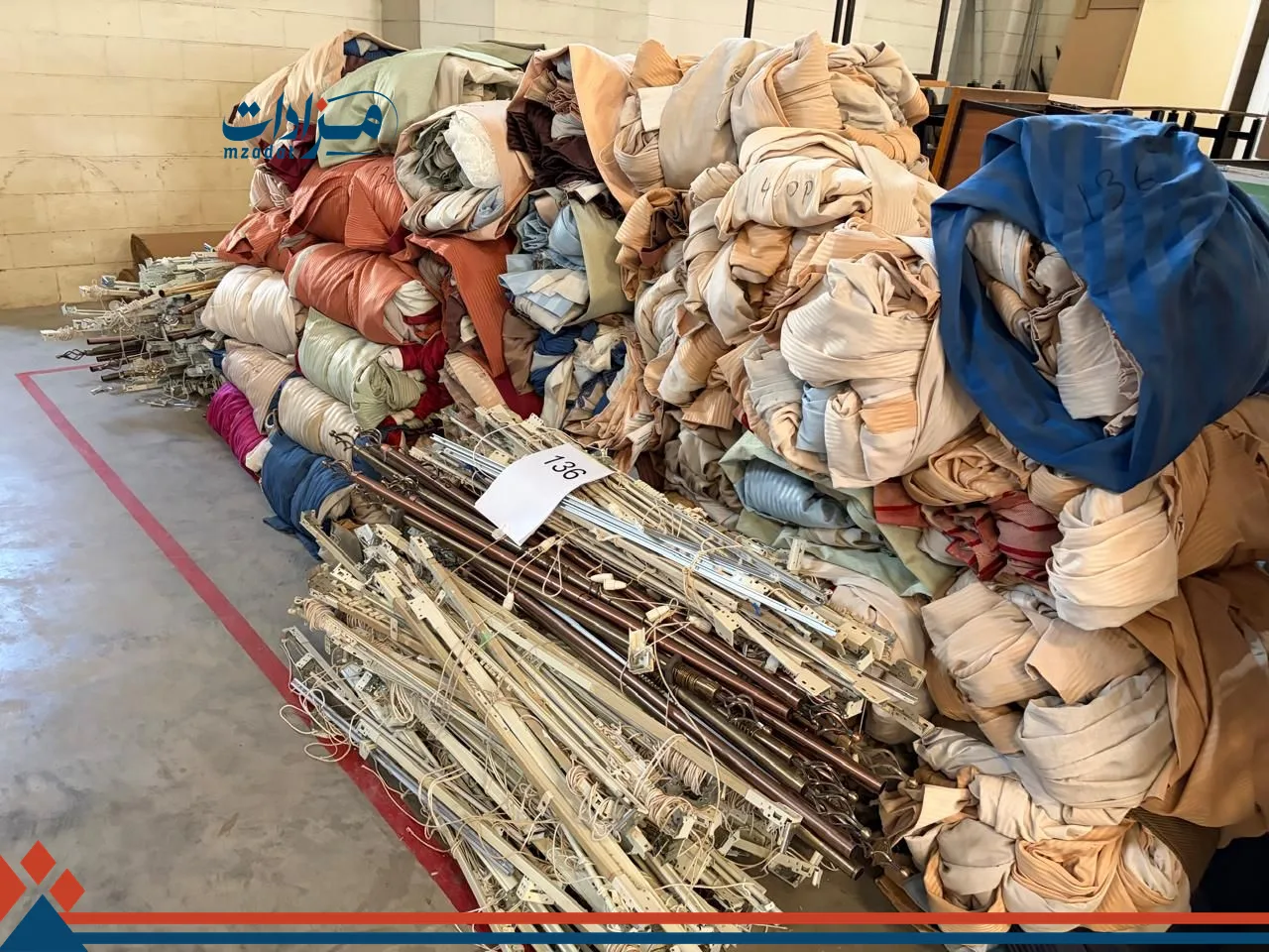 136. Curtains(400)+ Curtains Rails (400)