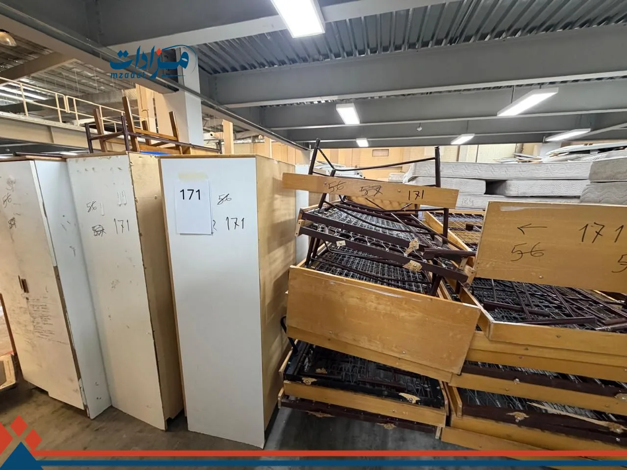 171. Single bed base(9) + Single mattress(18)