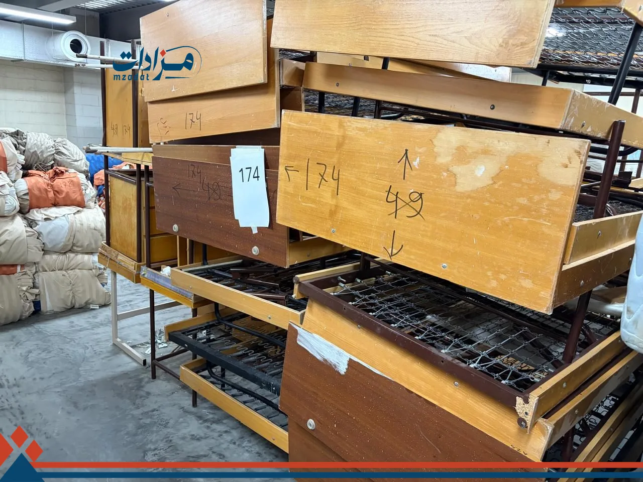 174. Curtains(500)+ Curtains Rails (500)